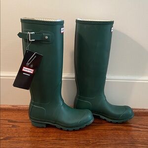 Hunter Black and Red Boot Packaging